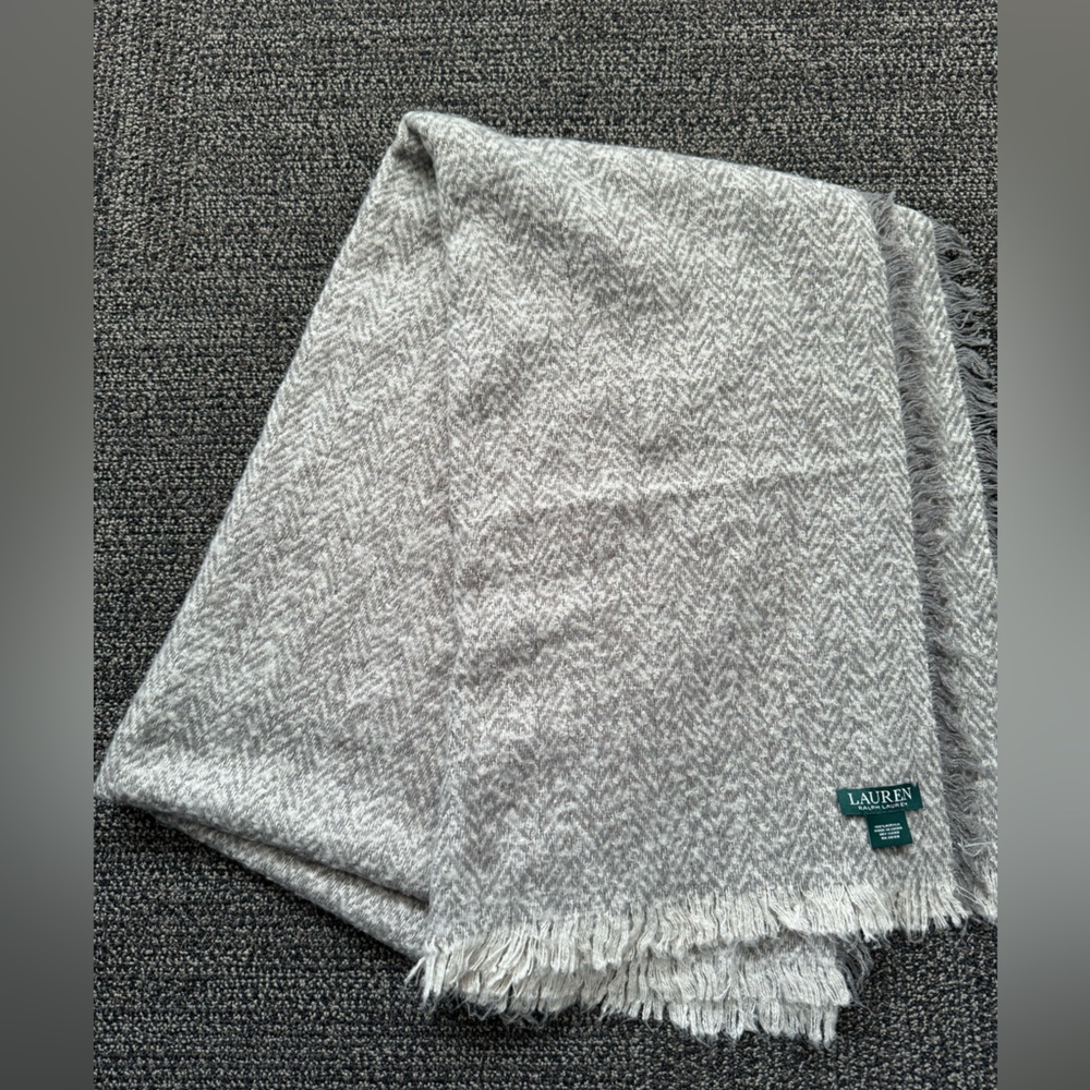 Lauren Ralph Lauren Scarf 100 % Acrylic Warm, Soft, Comfy Gray